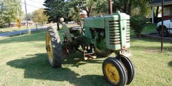 It's not a bad looking tractor for still being in it's working clothes (read- not restored).